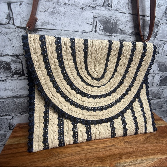 EUC Off Park Collection Costal Cream and Navy Shoulder Purse for Vacation Beach - Picture 2 of 14